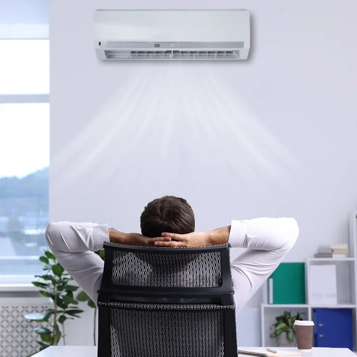 Cliente confortável com ar-condicionado instalado